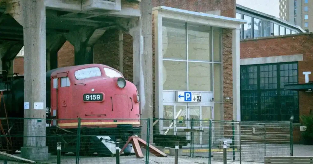 とある駅の建物と電車の画像