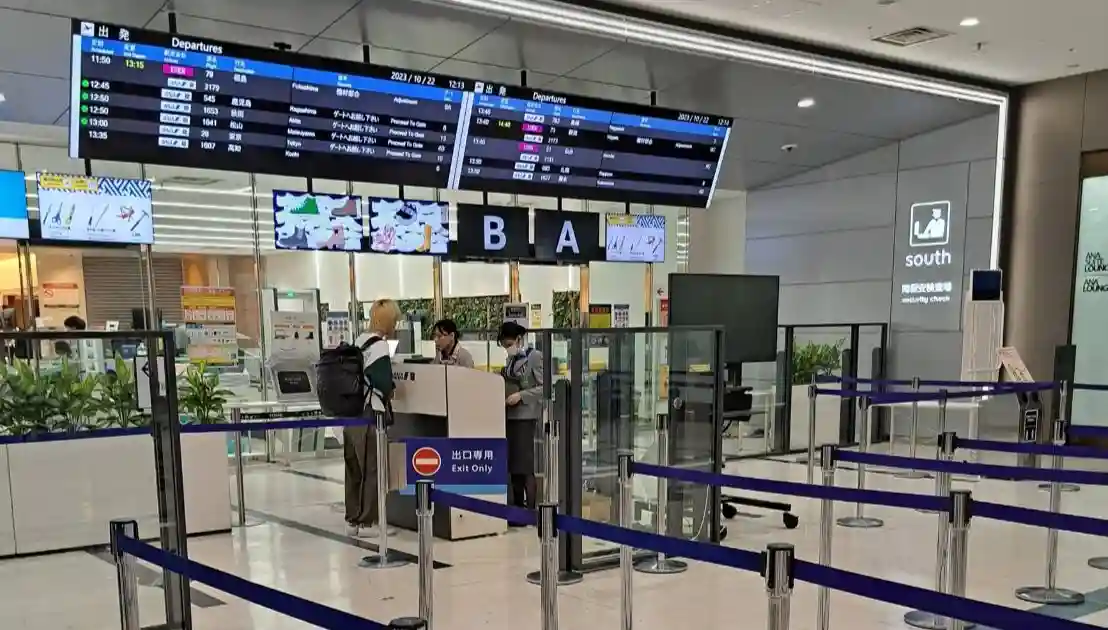 日本の空港チェックインカウンターの画像