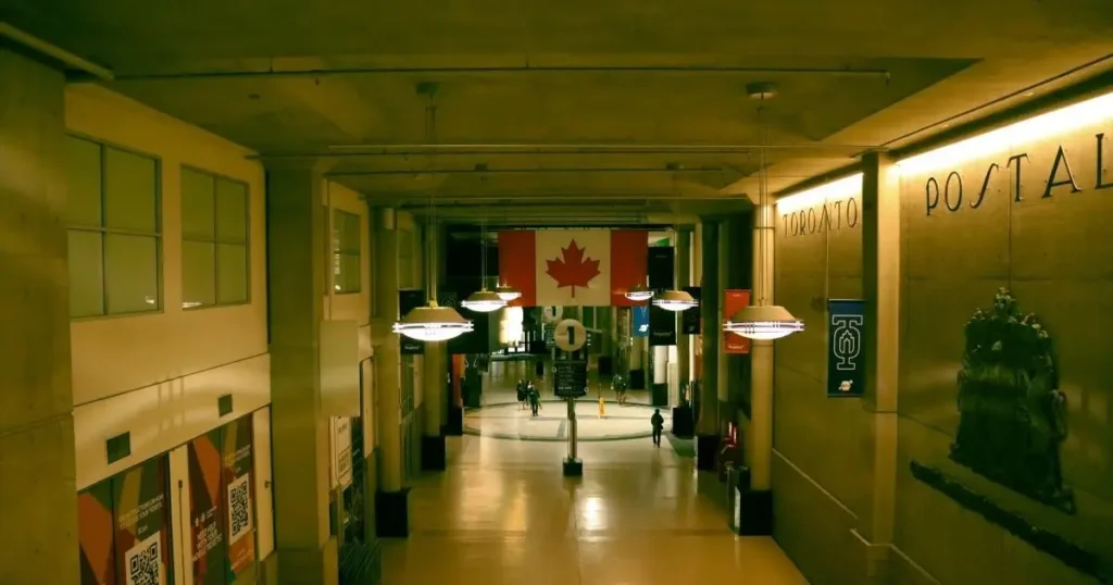 カナダの国旗がかかったショッピングセンターの通路の画像