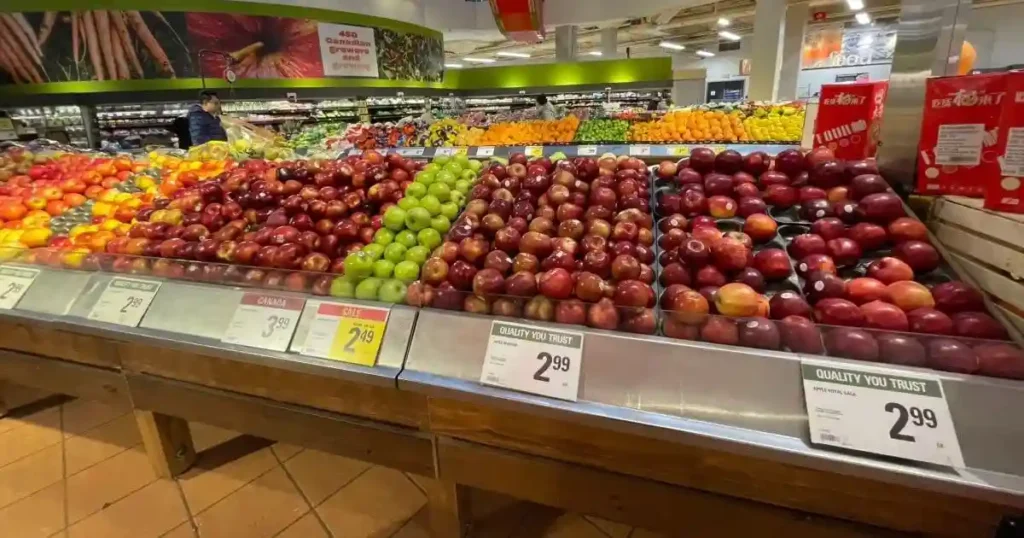 カナダのマートの店頭に並ぶ色とりどりのリンゴの画像