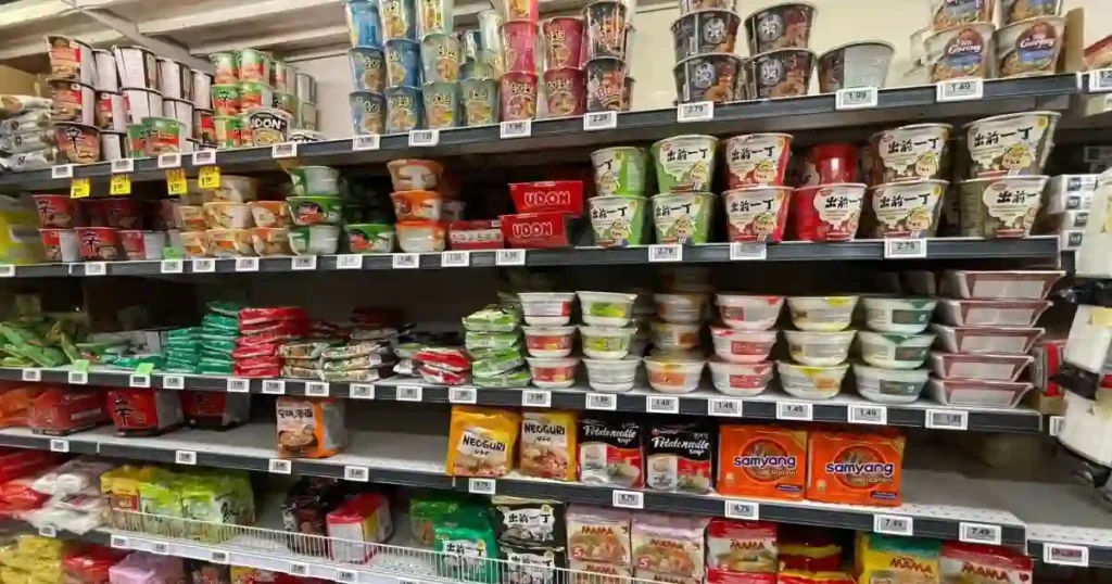 カナダのマートに並ぶ沢山のカップ麺の画像。韓国や、日本の物が沢山ある