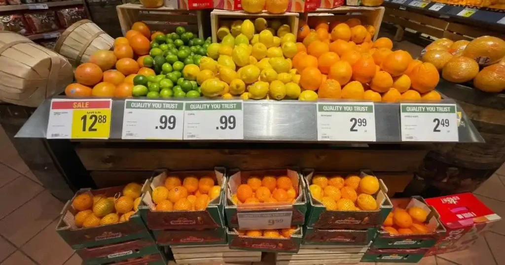 カナダのマートの店頭に並ぶ色とりどりの柑橘類の画像