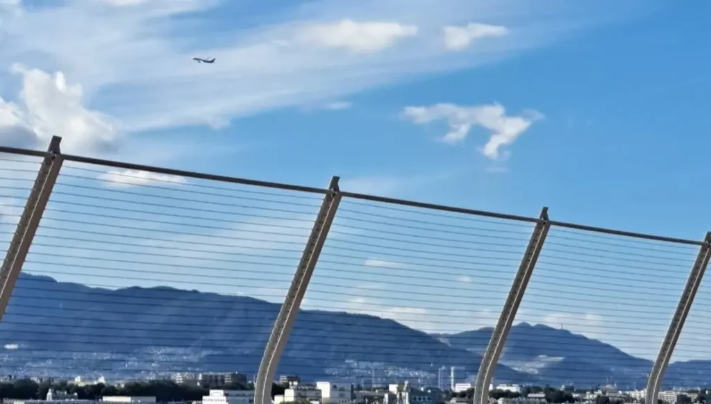 空港観覧スペースから飛び立つ飛行機を撮影した画像