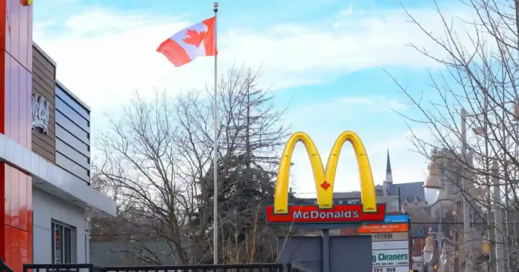 トロントにあるMacDonaldの外観、カナダの国旗も掲げている