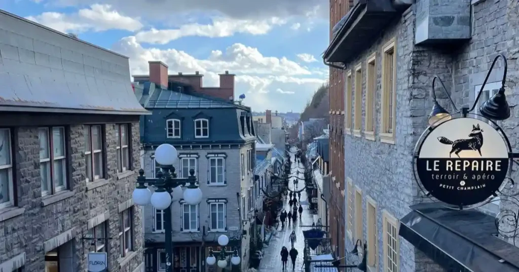 モントリオールの街の風景画像冬空の色が寒さを物語っている